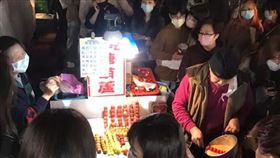 爆怨公社／基隆夜市糖葫蘆「大排長龍！」　在地人揭真相大推。（圖／翻攝自爆怨公社臉書）