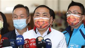 新北：民眾防疫未出國　春節垃圾較去年多3成新北市長侯友宜（右2）22日表示，今年春節國人因疫情無法出國等因素影響，每天垃圾量平均將近3200公噸，相比去年春節期間成長3成，更比平日多出8成。中央社記者王鴻國攝　110年2月22日