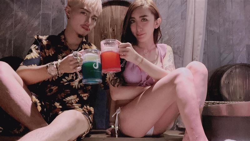 罔腰度假遭直擊　抽菸又喝酒小腹平坦