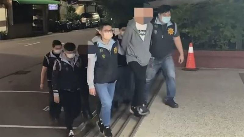 3煞撬門丟鞭炮狂炸　屋主驚醒救火