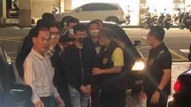 網紅「含羞草日記」超艾夾在高雄街頭遭砍2刀，砍人的4名嫌犯晚間落網 （翻攝畫面）