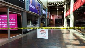 武漢肺炎肆虐全美　店家多數被迫歇業武漢肺炎造成美國巨大經濟、人命損失，過去數週初次申請失業給付民眾近新高。圖為昔日擁擠的華盛頓聯合車站，站內多數店家被迫歇業，多處拉上封鎖線。中央社記者徐薇婷華盛頓攝　109年5月6日