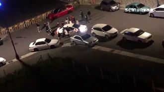 台中街頭亂鬥爆槍響　黑衣男攜長槍逃