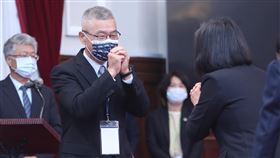 楊清瓏受接見經驗豐富　7位總統都見過總統蔡英文22日接見去年中職總冠軍統一獅隊，獅隊野手陳鏞基回憶見過4位總統，中職秘書長楊清瓏（前左）笑說，從在中山堂見蔣中正開始，7位總統都見過。中央社記者張新偉攝　110年2月22日