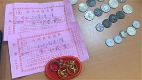 廢床墊內藏金飾　清潔隊員眼尖發現台南市環保局歸仁區清潔隊員22日拆完1個彈簧床墊準備回收時，在鋼圈架上發現1只裝金飾與舊硬幣的塑膠袋，趕緊向警方報案盼能物歸原主。（台南市環保局提供）中央社記者楊思瑞台南傳真　110年2月22日
