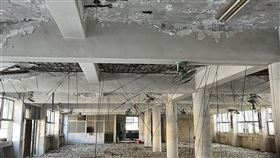 基隆富貴市場鋼筋裸露　3月廢止使用基隆富貴市場經鑑定後為海砂屋，將在3月廢止使用，部分攤商22日到市府門口抗議。市府表示，建物嚴重損壞已是危樓，鋼筋裸露、天花板水泥掉落，為維護市民安全，沒有任何妥協空間。（基隆市政府提供）中央社記者王朝鈺傳真　110年2月22日