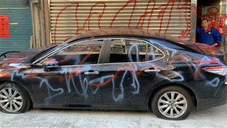 桃園噴漆怪客出沒　汽車、大門變畫布