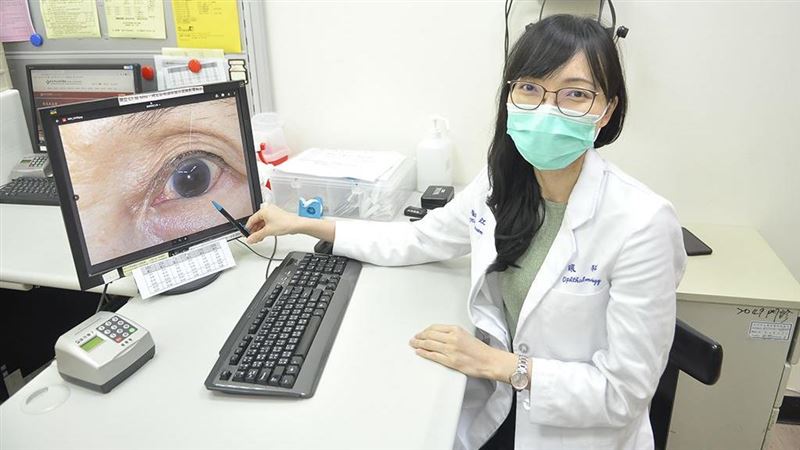 整排睫毛倒著長　狂戳眼球哭不停