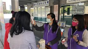 武漢肺炎疫苗優先接種對象  盧秀燕促納入門禁人員對於中央研訂的武漢肺炎疫苗優先接種對象，並未納入市府所屬機構入口管制門禁人員，如量體溫等措施的防疫人員，台中市長盧秀燕盼能爭取納入接種對象。（台中市政府提供）中央社記者郝雪卿傳真  110年2月23日