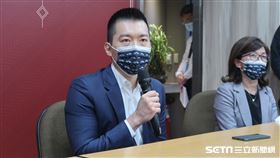 富邦悍將領隊蔡承儒說明事件。（圖／記者王怡翔攝影）
