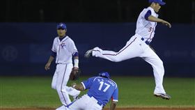 ▲韓國隊秋信守在廣州亞運盜壘，游擊手為台灣中華隊胡金龍。（資料照／美聯社／達志影像）