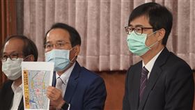 中博高架橋引道將拆除　高市府說明交管措施配合高雄市區鐵路地下化、高雄站區工程的興建，中博高架橋引道27日起拆除，高雄市長陳其邁（右）、副市長林欽榮（中）23日偕交通、工務等單位召開記者會說明交通管制措施。中央社記者董俊志攝  110年2月23日