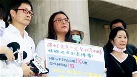 陳玉珍陪同陸籍子女家長開記者會陳情國民黨立委陳玉珍（中）19日與陸籍子女家長及持團聚證陸配的台籍配偶等，在立法院群賢樓前陳情；盼望政府盡快讓孩子返台開學。中央社實習記者賴昀岫攝  109年8月19日