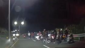 爆料公社二社／金山石門違規「封路飆車！」送貨員怕爆：不敢按喇叭。（圖／翻攝自爆料公社二社）