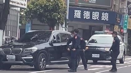 新／BMW駕駛死不下車！警亮槍破窗