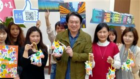 基隆市政府推「霓虹小乳牛」提燈歡慶元宵節，基隆市政府推出「霓虹小乳牛」提燈，市長林右昌（前中）23日表示，今年的提燈設計，特別選擇純潔明亮的白色作為底色，藉由牛隻身上的七彩斑點展現童趣，搭配環保材質，設計成可愛立體的小牛造型，非常適合親子共同DIY。中央社記者王朝鈺攝　110年2月23日