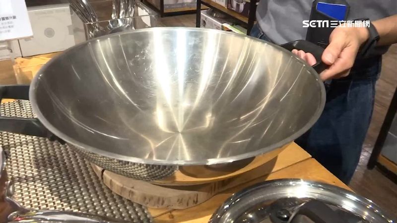 新鍋烹煮驚見「黑油」　內行人揭真相
