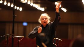 指揮殷巴爾攜手北市交詮釋貝多芬85歲以色列籍猶太裔指揮殷巴爾（Eliahu Inbal）已經在1月底抵台並完成隔離檢疫，將與台北市立交響樂團合作演出貝多芬第6號交響曲「田園」以及「第7號交響曲」等。（北市交提供）中央社記者趙靜瑜傳真  110年2月23日