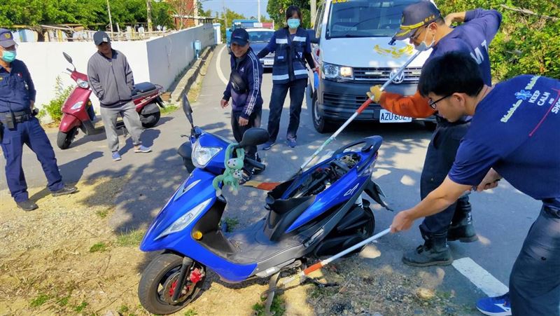 小琉球女騎士輾蛇摔車　牠竟鑽機車內
