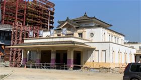 高雄車站帝冠建築準備回娘家睽違19年的高雄車站帝冠建築因高雄市區鐵路地下化而東遷，在車站站體工程接近完工之際，老車站也將重回地標位置，預計8月啟動遷移。中央社記者王淑芬攝  110年2月23日
