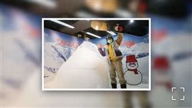 不二良開心的與雪景合影