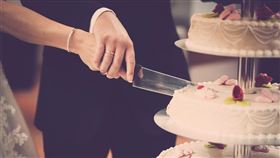 內政部表示，109年結婚對數共計12萬1702對，較108年減少1萬2822對，為近10年來新低。（圖取自Pexel圖庫）