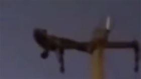 爬上電線杆！22歲男「仰臥起坐」4小時落地　路人全看傻（圖／翻攝自封面新聞微博）