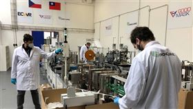 東建安今表示，4條口罩生產線含不織布材料，已分批以海運與空運方式運抵布拉格，預計4口罩產線可月產逾400萬片高階口罩。（圖／東建安提供）
