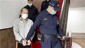 婦人墜邊坡亡詐保案更審  丈夫涉重嫌求判無罪葉姓婦人因積欠債務，與丈夫陳政賢、大姑陳慧齡、次子陳俊宏合謀，以葉婦意外墜落邊坡死亡詐領保險金。台灣高等法院更一審2日開庭，陳政賢說，妻子是意外摔死，請求改判無罪。圖為陳政賢（前左）訊後還押。中央社記者劉世怡攝  110年2月2日