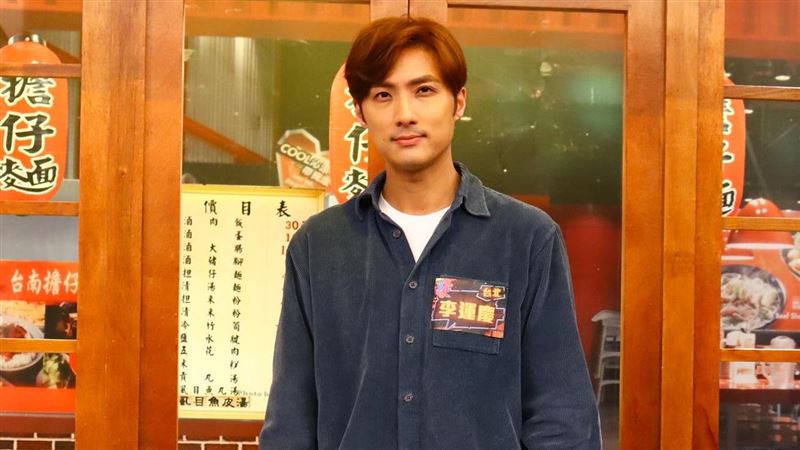 返鄉找出生證明　他收手寫紙拿去裱框