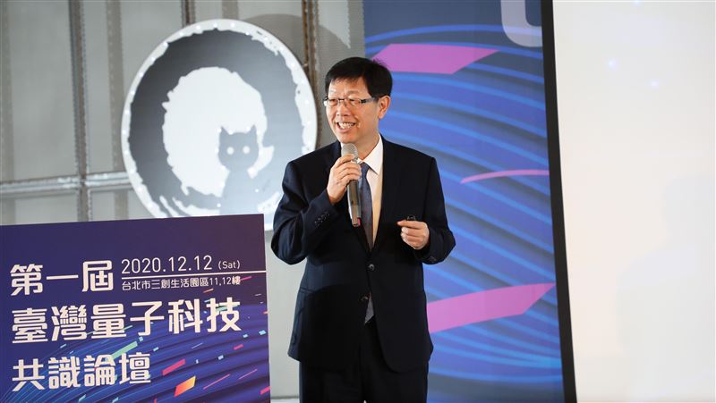 劉揚偉操盤電動車　老裕隆人3字形容