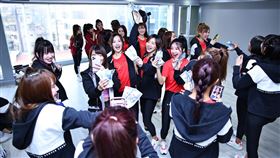 ▲樂天女孩拿到2020年遲到分紅。（圖／樂天桃猿球團提供）