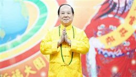 悟覺妙天禪師向弟子同修們拜年恭賀新春，祈福賜福，消災解厄，特別的是，精彩「巨星賀新春」的表演，是眾人矚目焦點。