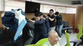 5派出所所長「弄獅」幫慶生。（圖／翻攝自畫面）