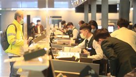 無薪假實施續減（1）勞動部16日公布最新減班休息統計，由於邊境管制措施，以旅行社為主的支援服務業這期稍微增加，這期較上期新增5家，勞動部指出，主要是邊境管制措施仍在，包含支援服務業、運輸倉儲業仍需要關注其減班休息實施狀況。中央社記者吳家昇攝  109年12月16日