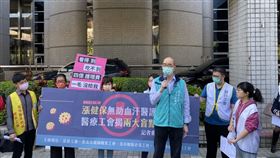 醫療工會代表今天帶著陳情書、抗議看板，前往健保署前抗議，並揭露健保漲價不足改變醫護血汗、健保會代表委員連任多屆2大盲點，台灣醫療工會聯合會籌備小組召集人趙麟宇（中）表示，希望改善醫護血汗、第五屆委員名額可納入基層醫護勞工。（圖／記者簡浩正攝影）