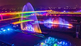 ▲五顏六色的水舞秀讓現場驚呼聲不斷!（圖／南投縣政府提供）