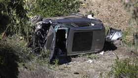 ▲老虎伍茲（Tiger Woods）座車翻覆。（圖／美聯社／達志影像）