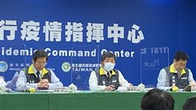 有醫師呼籲，指揮中心應將第一線醫護人員的相關同住家屬，也納入施打疫苗的優先順位。指揮官陳時中表示，會納入考量，並交由預防接種組討論，再做適當安排。（圖／記者簡浩正攝影）