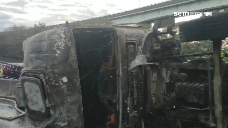 聯結車翻車起火　掉鋼梁害回堵4小時