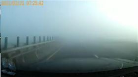 台61線西濱道路連環20車追撞，行車紀錄器影片曝光，濃霧，未減速，(圖／翻攝自臉書社團八卦村-行車紀錄器影片上傳中心)