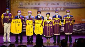 台灣中油冠名贊助開南棒球隊　鄭文燦李順欽出席開南大學棒球隊23日舉行球隊與台灣中油、桃園市政府簽約合作記者會，桃園市長鄭文燦（中）、中油總經理李順欽（右2）等人出席，也期許開南棒球隊今年再締造佳績。（開南大學提供）中央社記者謝靜雯傳真  110年2月23日