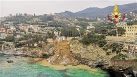 義大利邊坡滑動棺材掉海裡　圖／翻攝自義大利消防局Vigili del Fuoco推特