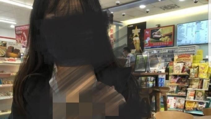 性感女業務拉保險！襯衫釦全開曬長輩