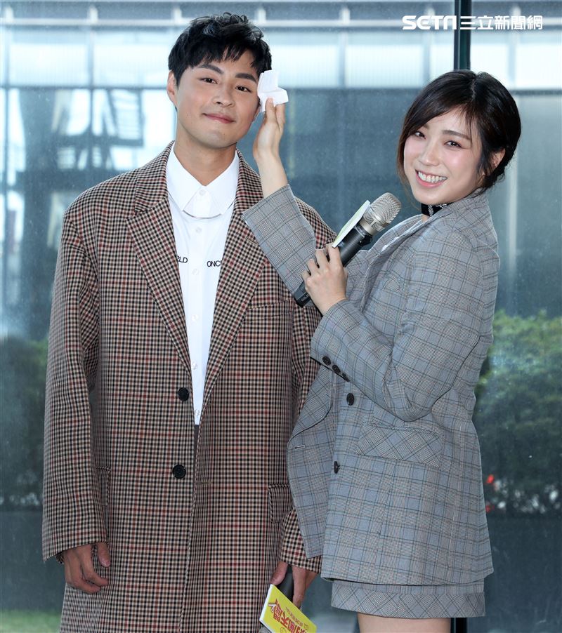 孫其君、梁舒涵出席「廢財闖天關2」廢財變身記者會。（記者邱榮吉/攝影）