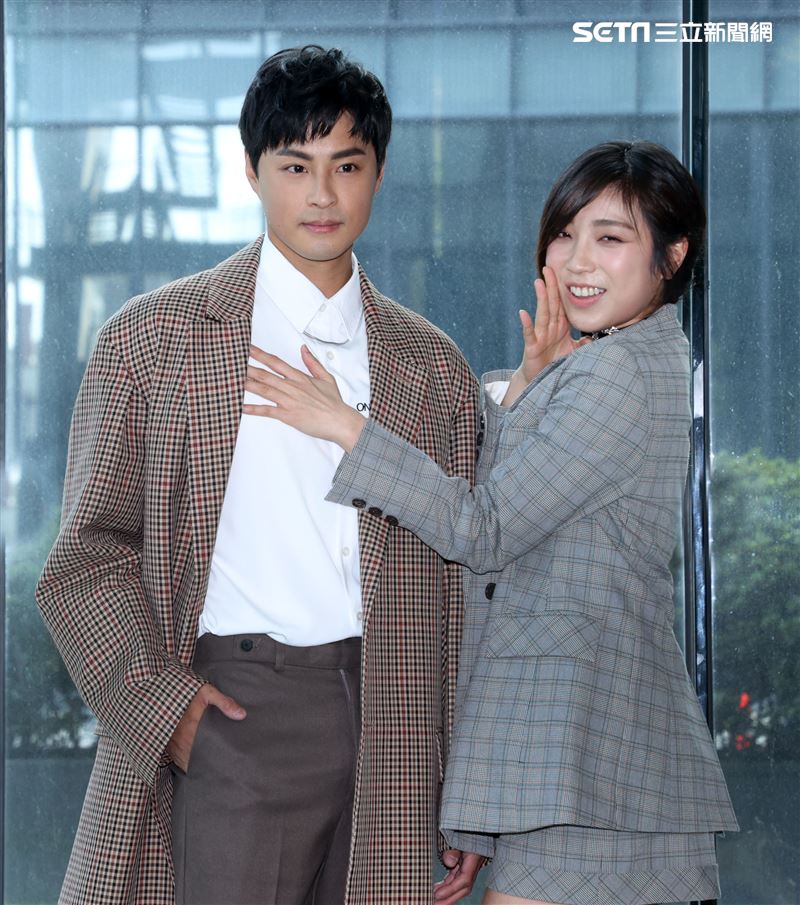 孫其君、梁舒涵出席「廢財闖天關2」廢財變身記者會。（記者邱榮吉/攝影）