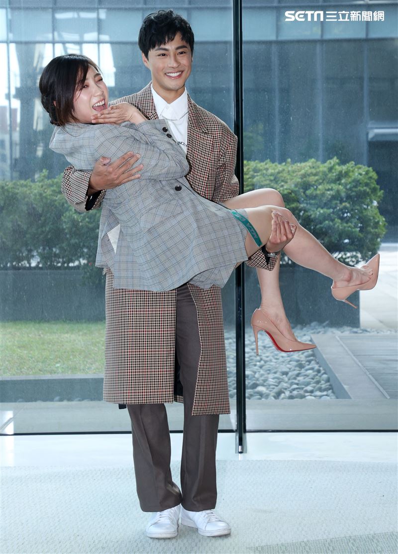 孫其君、梁舒涵出席「廢財闖天關2」廢財變身記者會。（記者邱榮吉/攝影）