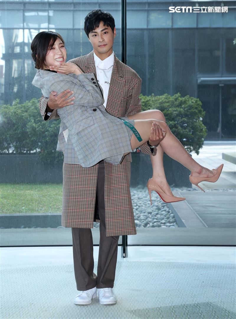 孫其君、梁舒涵出席「廢財闖天關2」廢財變身記者會。（記者邱榮吉/攝影）