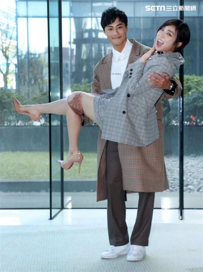 孫其君、梁舒涵出席「廢財闖天關2」廢財變身記者會。（記者邱榮吉/攝影）