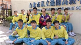 薇閣110年學測滿級分，上排左起林沛慶、廖聖凱、林庭安、葉冠亨、導師王經柏、陳雨揚